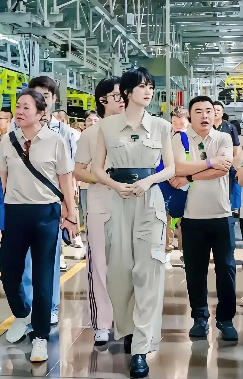姚安娜也开始去工厂上班了，是娱乐圈混不下去了吗？不愧是家里有大厂的二公主，想干什