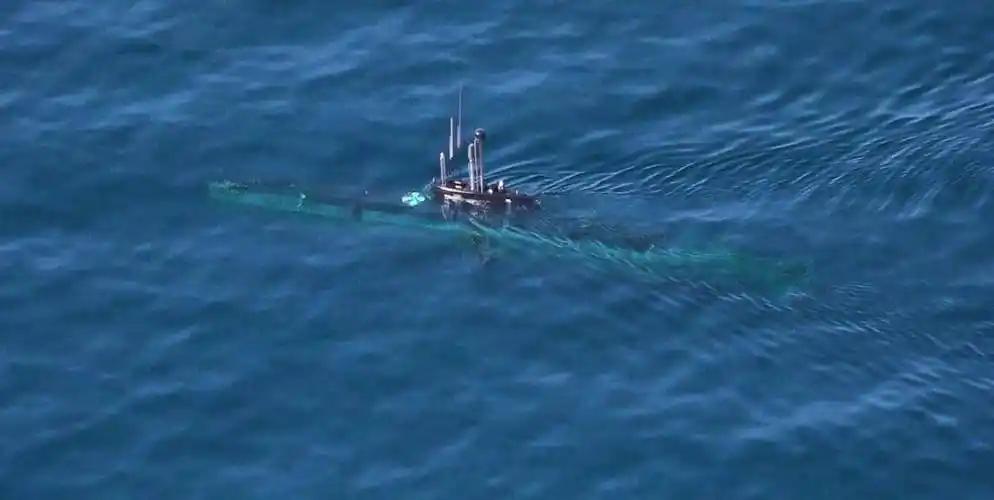 美国航母敢开火吗？伊朗30艘潜艇已锁死霍尔木兹生死线。美军航母打击群逼近