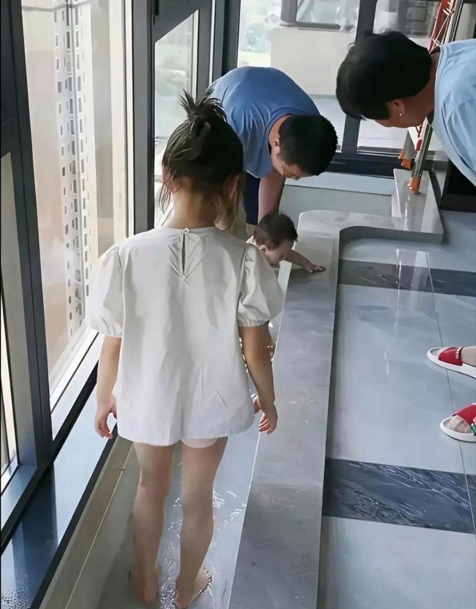 住他们家楼下的人肠子都得悔青了吧
