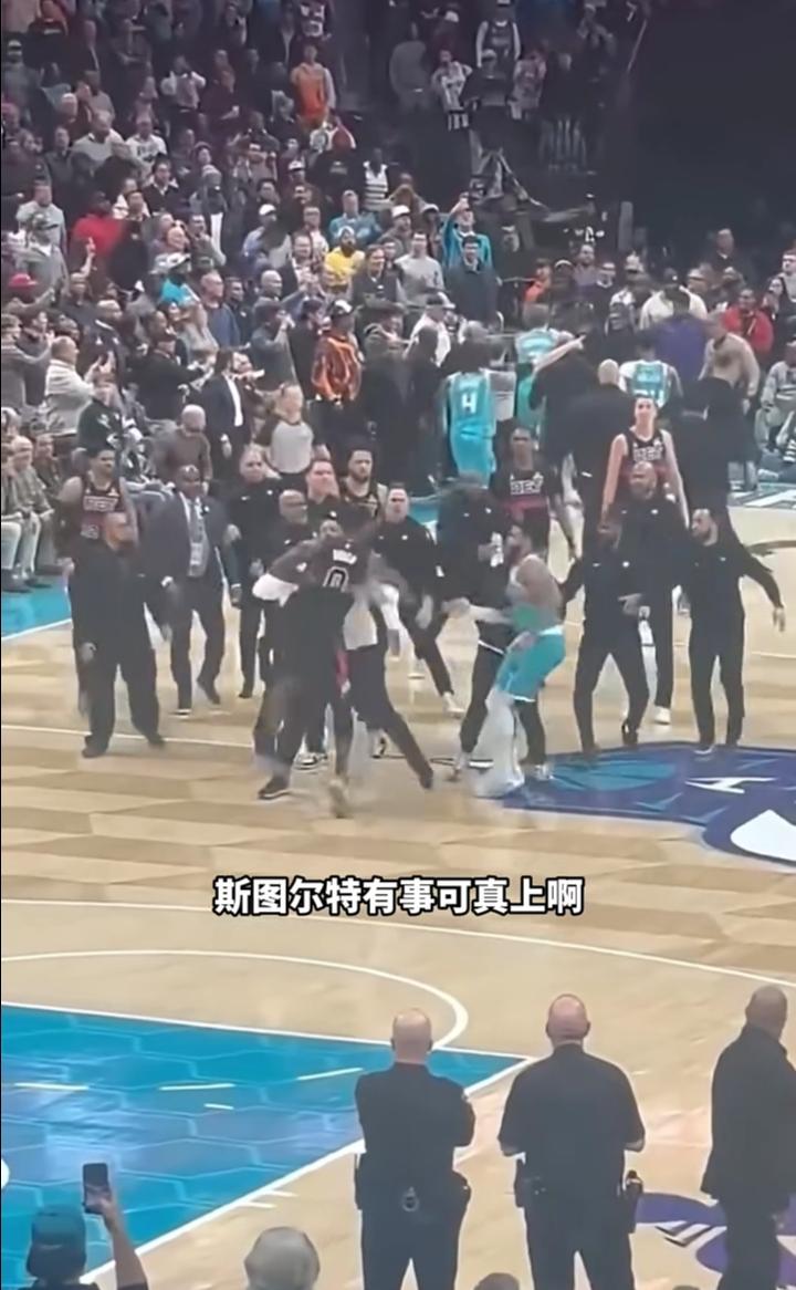 斯图尔特有事可真上，他真的是最好的队友，从替补席上直接飞奔到场内。原本已经平息的