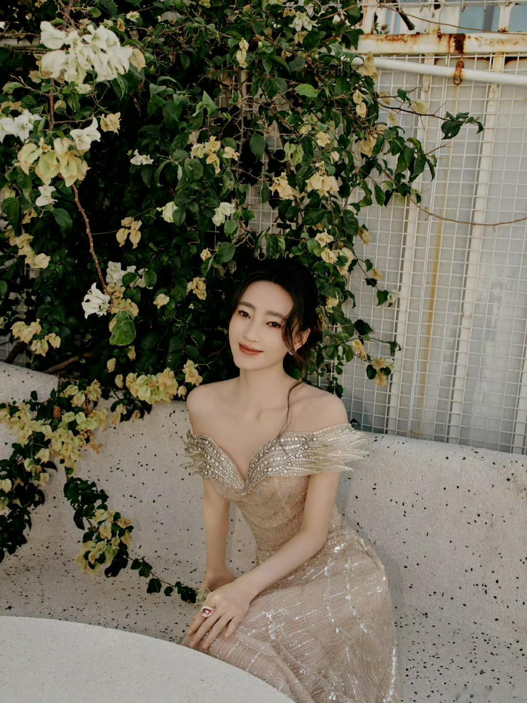 王丽坤金色流沙抹胸长裙王丽坤穿裸金抹胸长裙美出新高度，裙摆闪片似流动星河，肩颈