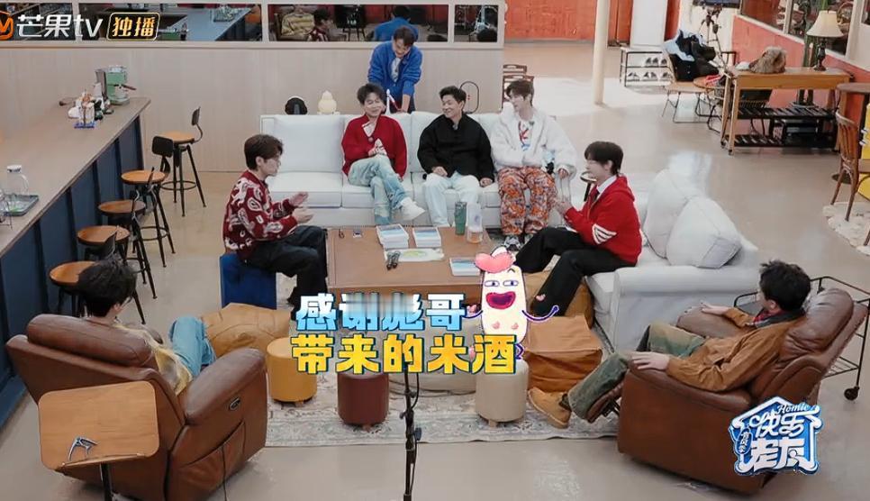 看看哥哥们都带了什么礼物？郭彪来快乐老友做客给节目带了赞助商；姚政则是准备了自己