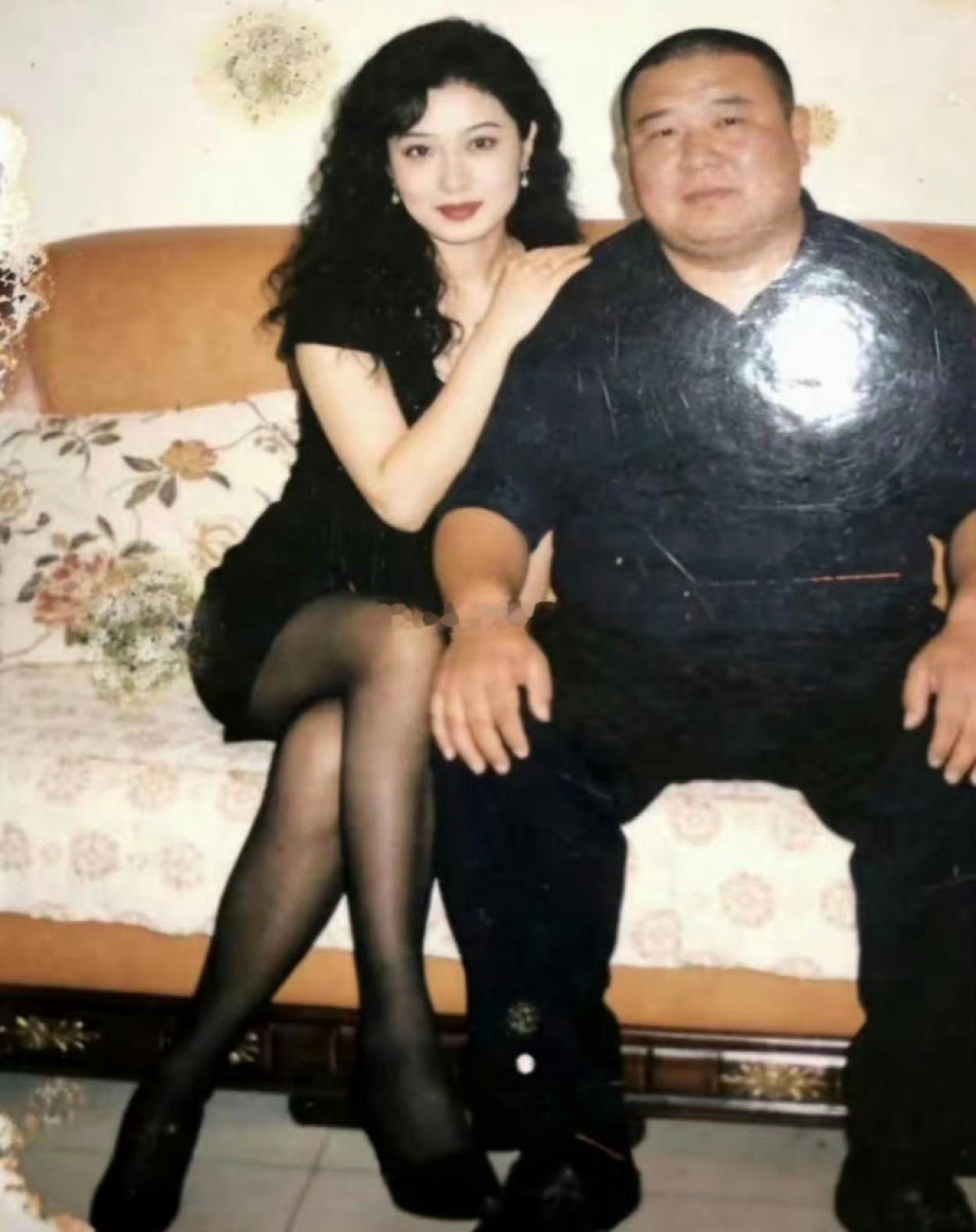 2002年鄂尔多斯老板身边的女人😏