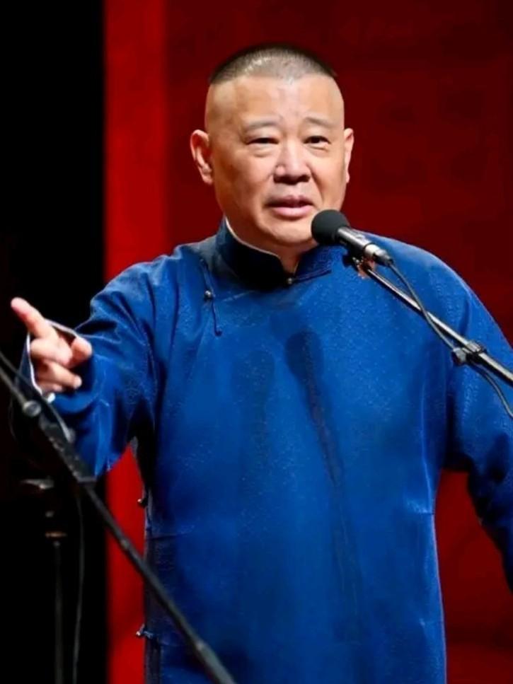 相声教育家马贵荣批评教育郭德纲粉丝！昨天马贵荣直播时表示：郭德纲唱的京剧真的不专