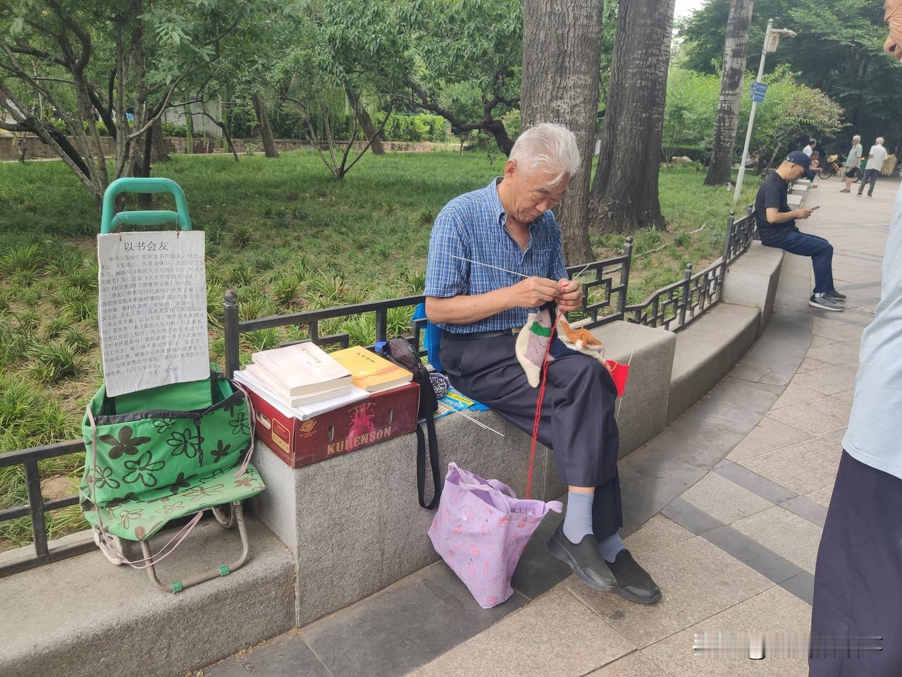 八旬老人年轻时从武，退休后习文，如今是文武全才，老太太伸大拇指说:不但文武全才还