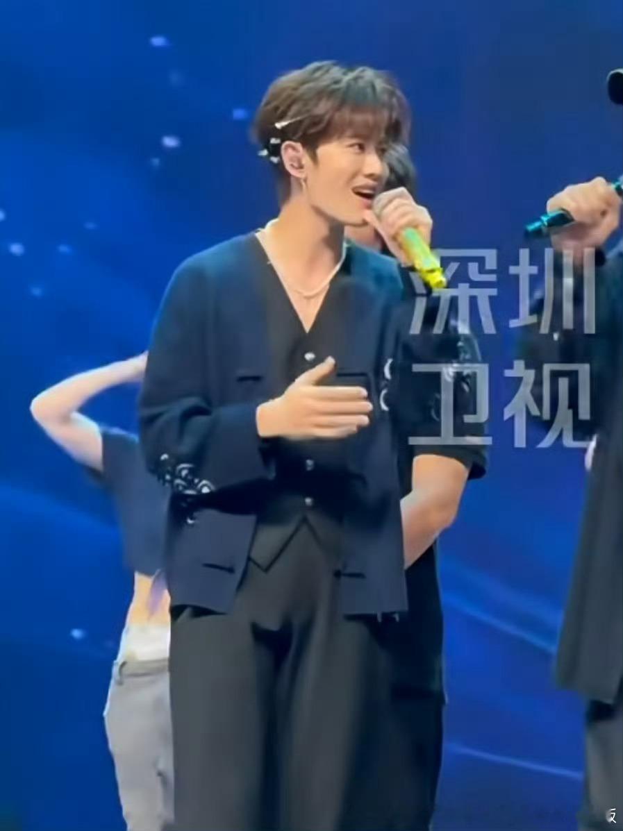任嘉伦啊啊啊救命哥哥看我看我！！​​​