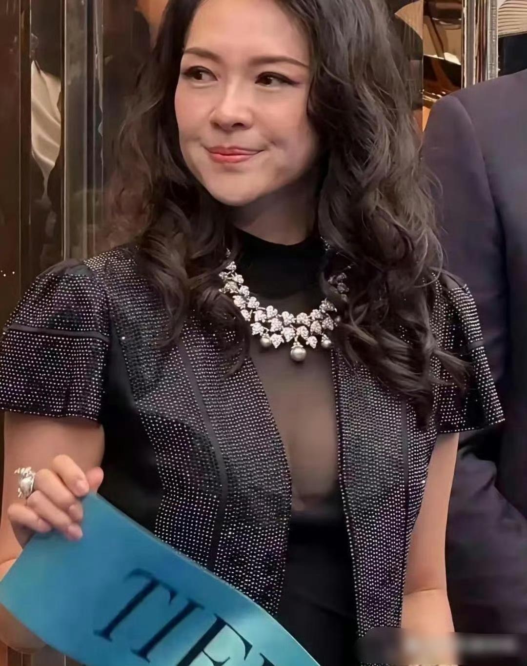 46岁的章子怡在成都露面，没加滤镜的生图被全曝光，这状态看着也太真实了！​