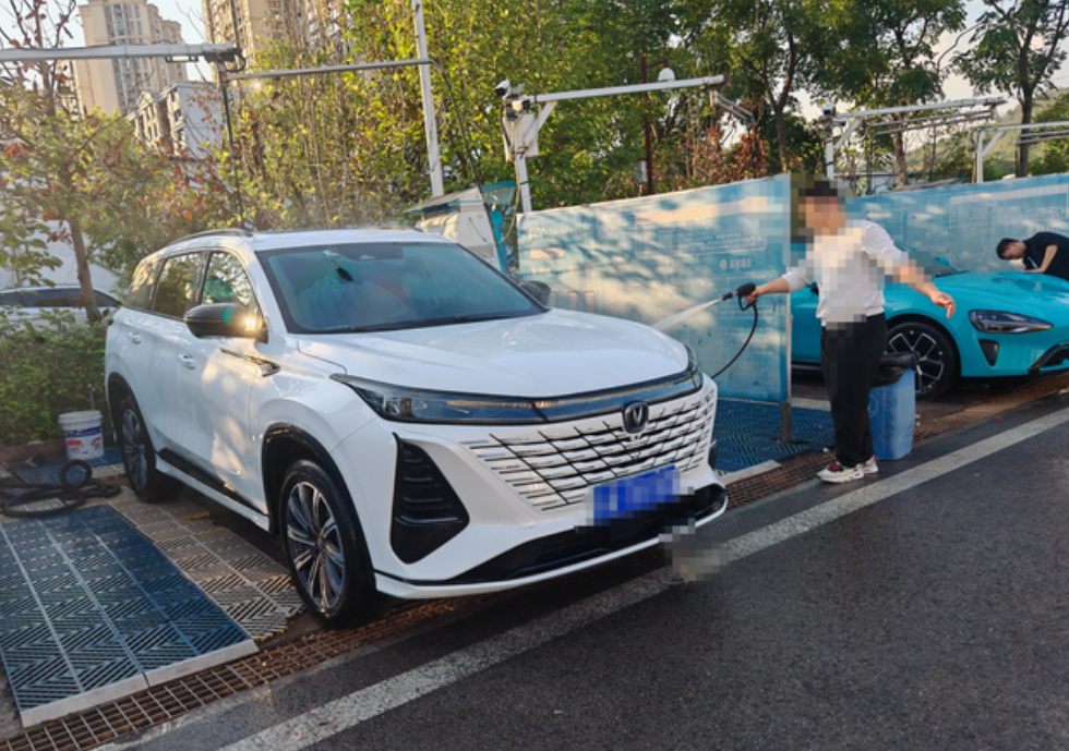 高速和城里跑油耗差别真的大先说一下优点和缺点吧，优点：①空间大，提车没两周去