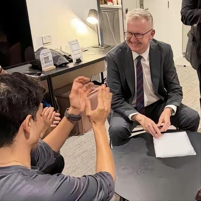 澳大利亚终于出手了！3月10日，内政部长托尼·伯克没等天亮，就亲自跑到5名伊