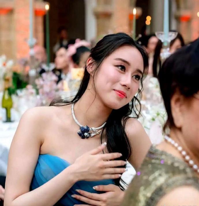 何超盈何超欣姐妹共享蓝宝石项链——赌王四房梁安琪当年送给长女何超盈的嫁妆蓝宝石项