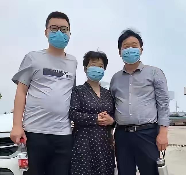 一些许粉太险恶，郭威给养父料理后事，还有人骂郭威不应该去，老郭养育他28年，按人