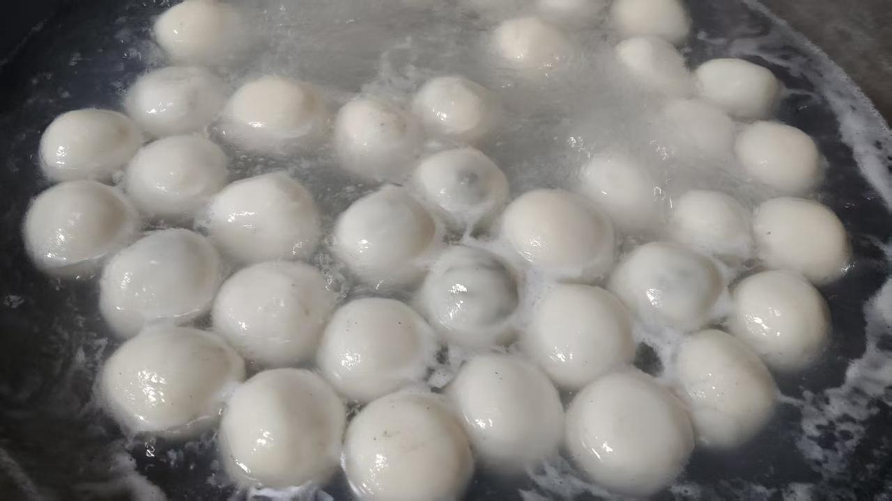 四川把这样的汤圆不叫汤圆！他们叫圆宝，一般在大年初一早上起来现包现煮，寓意一年圆