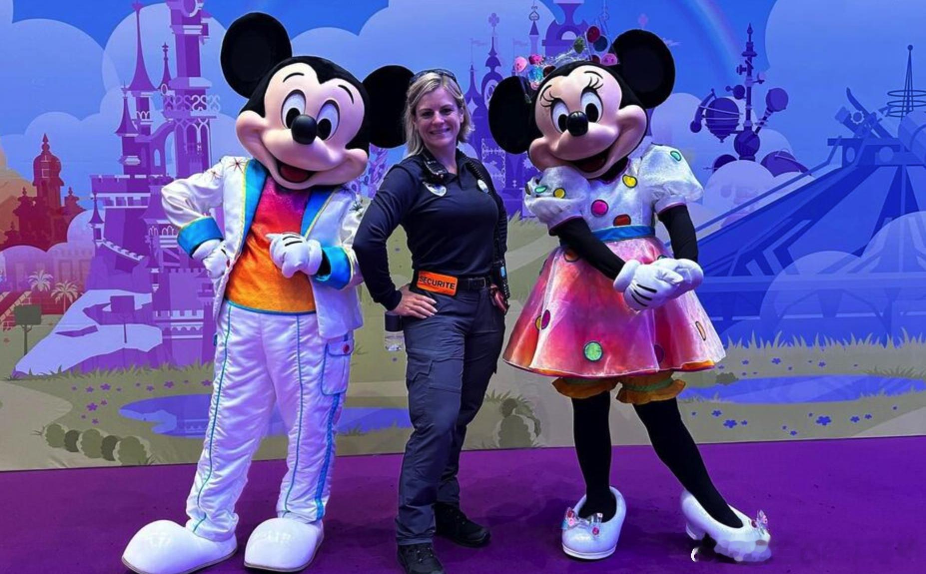 还是法国人玩的花啊！这姐姐之前是法国警察，然后觉得工作没意思，不快乐。于是她去了