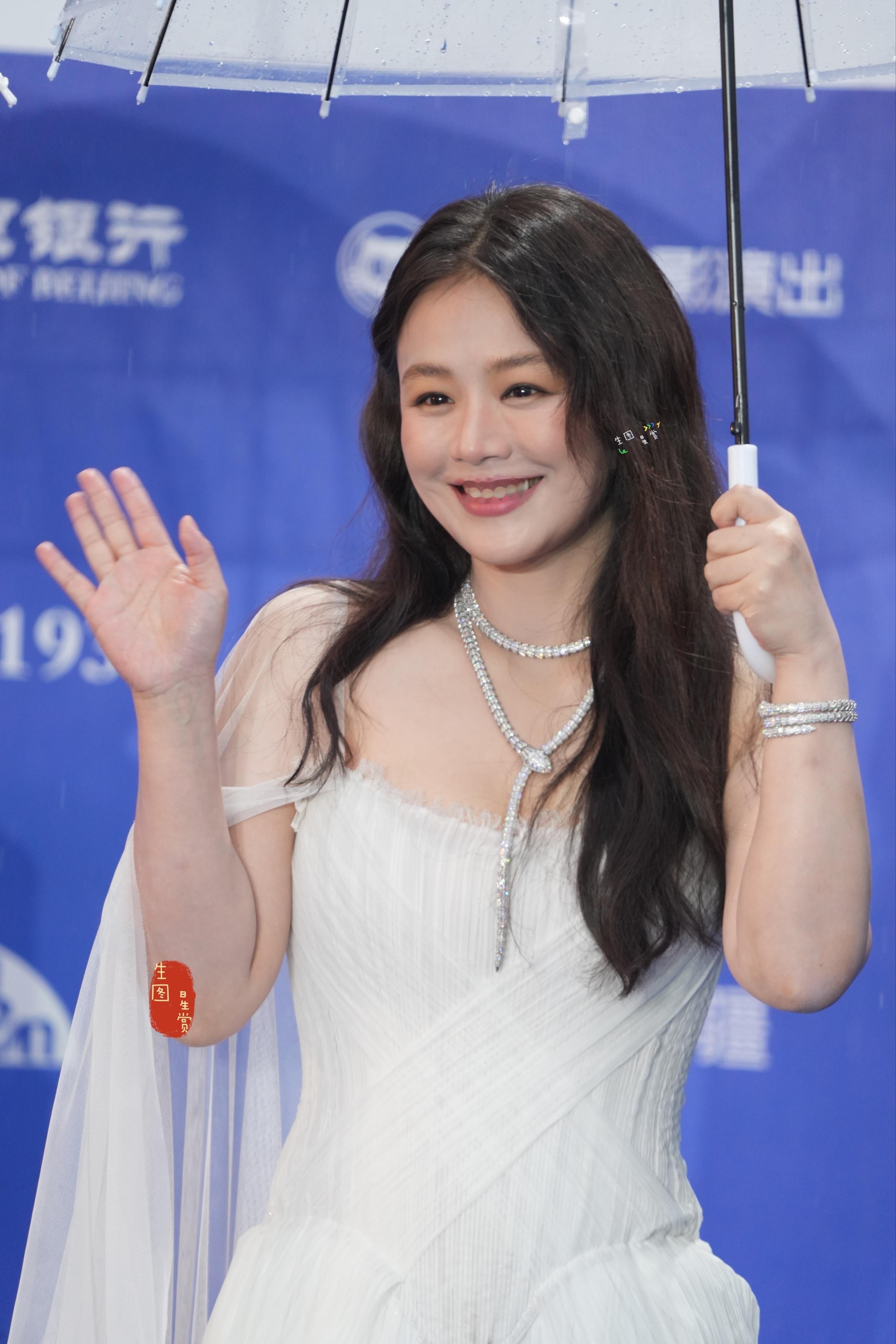 马思纯北影节红毯生图直出好有生命力的美💋周冬雨马思纯北影节坐一起北京国际电影节