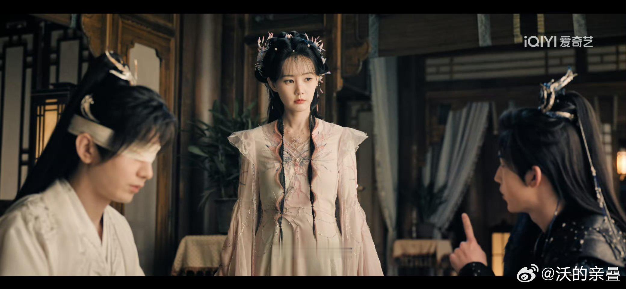 再怎么滤也是成熟的脸和一点不大不灵不清澈的眼睛之前有个片段哭兮兮对那个长得成熟但