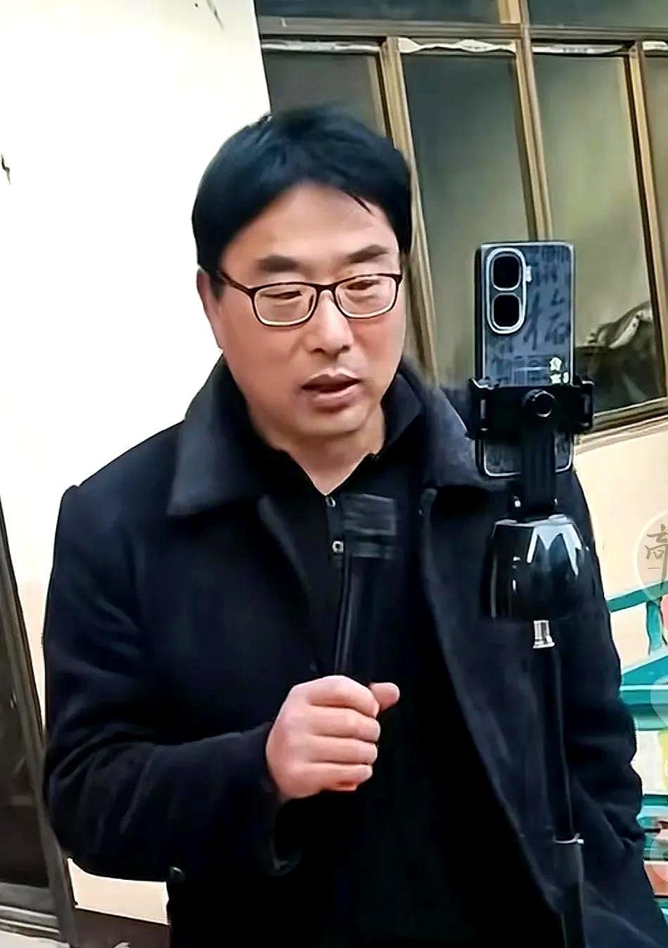 大衣哥这次真慌了，刚过门的亲家公，戴着眼镜一开嗓，半个村都以为朱之文在唱。吃了