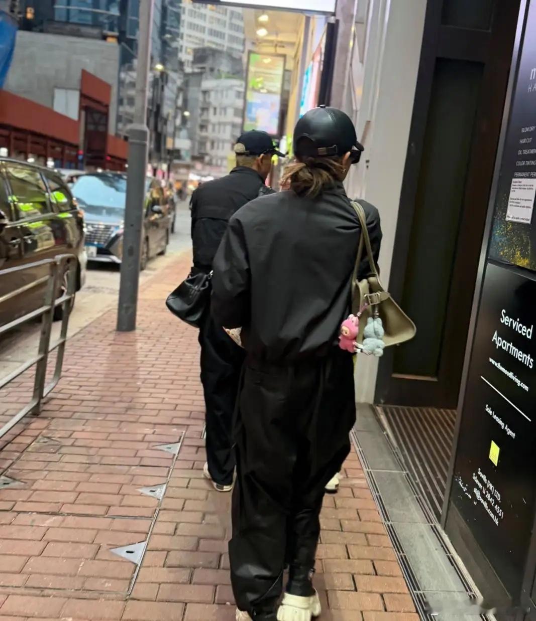 戚薇和李承铉带着一对子女现身香港街头，一家人穿衣打扮时尚。11岁女儿扎着低马尾，