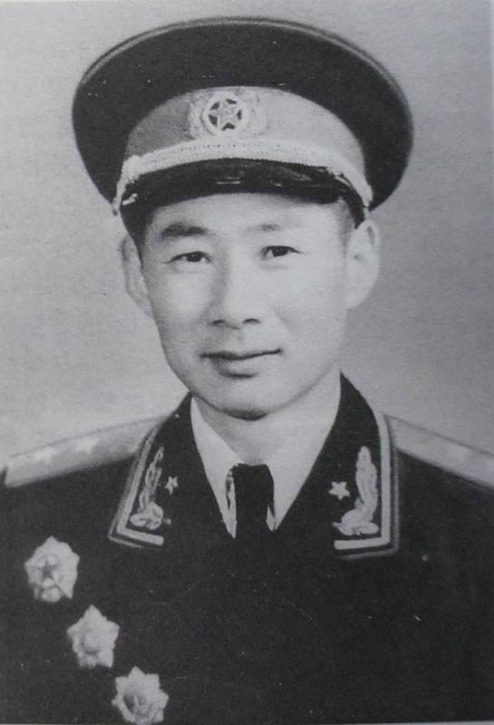 1935年，杨秀山已经担任团政委了。在一次战斗中，他来到前沿阵地指挥战斗，突然被