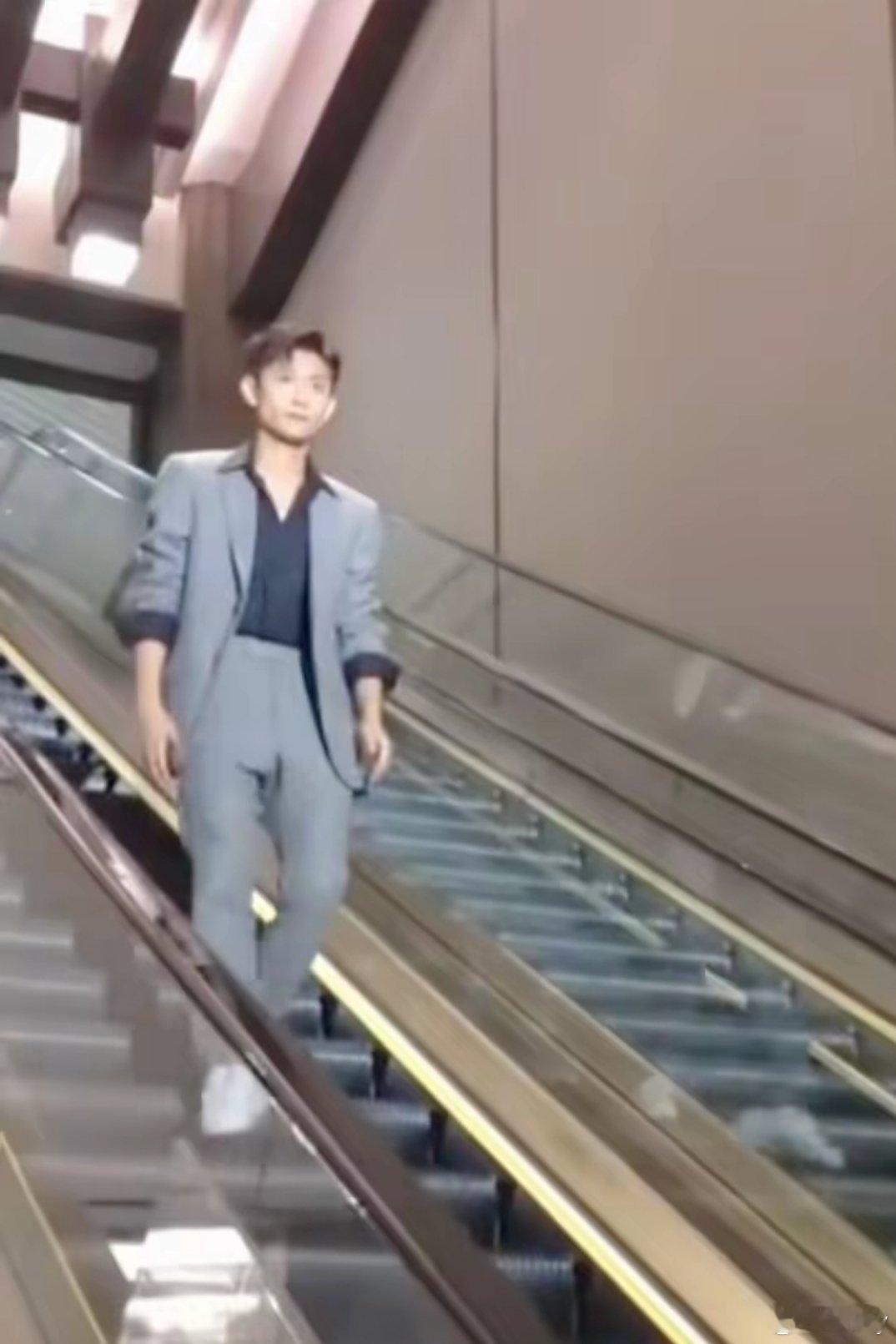 张一山要么不出来一出来就是帅这西装一穿咋感觉他就是越来越帅了​​​
