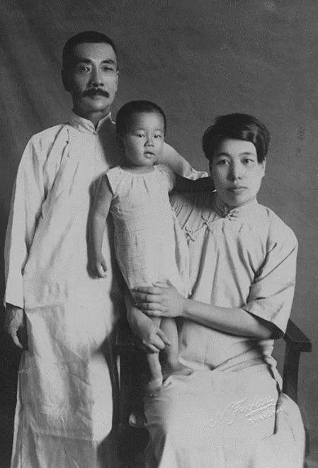 1937年，鲁迅去世才几个月，尸骨未寒，亲弟弟周作人偷偷换了一份契约，把北京八道