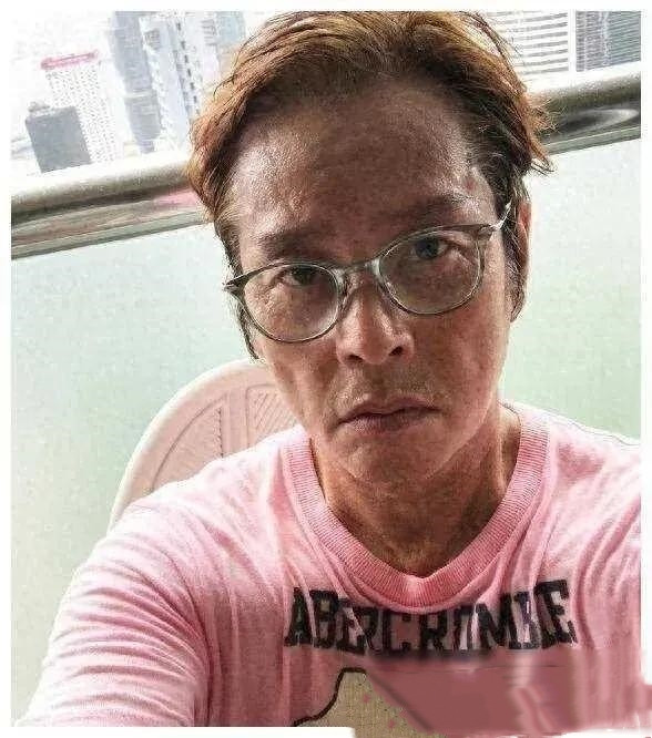 没想到曾经香港的歌王竟然变成了这个样子。尽管他染了头发，尽量的做年轻打扮，但脸