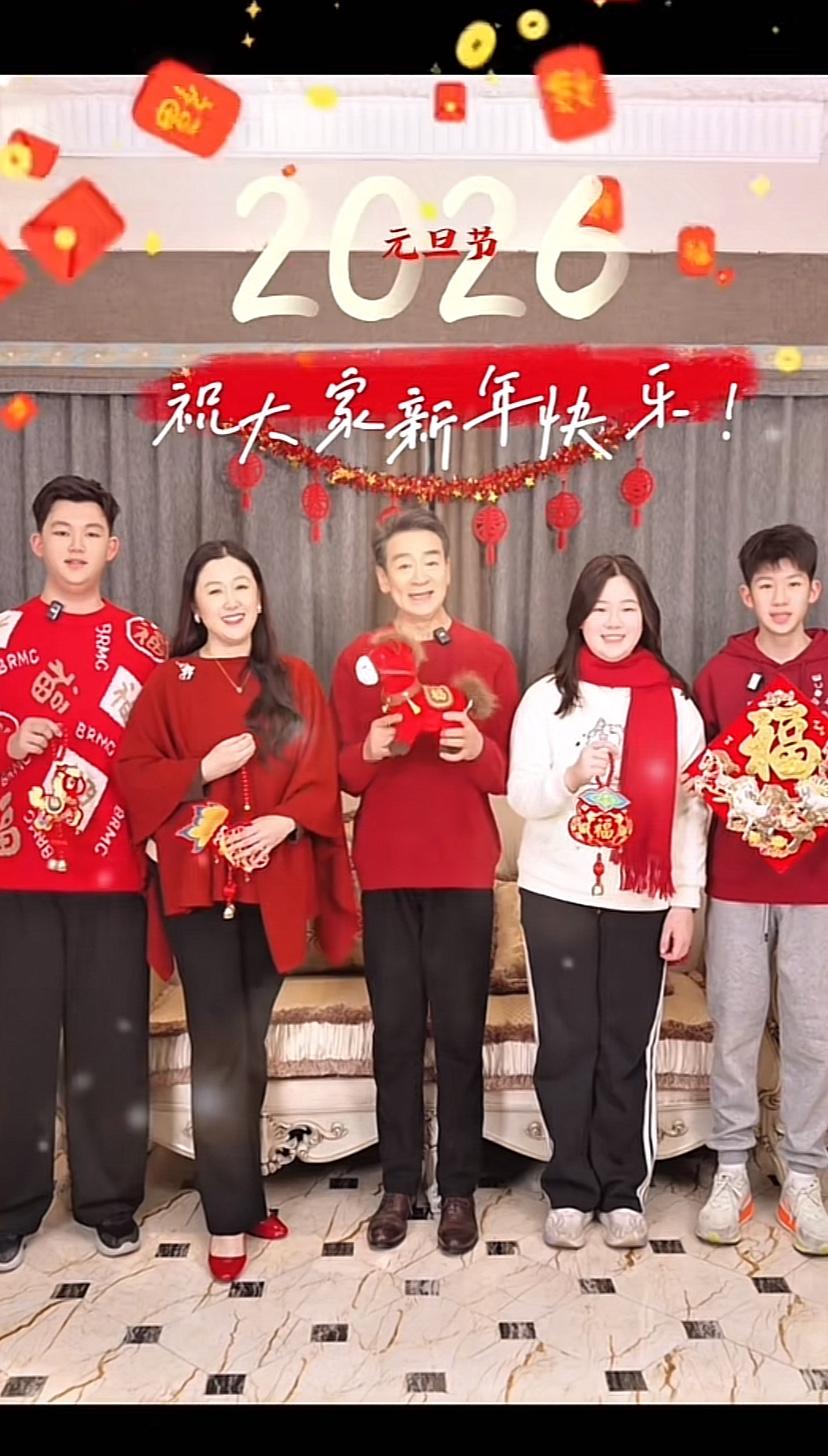 老戏骨寇振海在元旦佳节晒出全家福，一家五口的颜值非常高，幸福美满的一家人。元