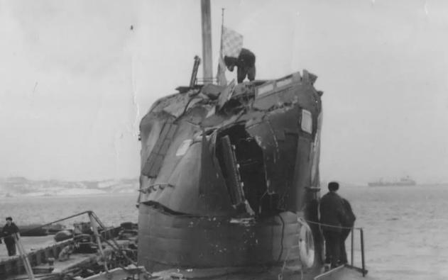 1984年，苏联核潜艇跟踪美国航空母舰，一不小心，两个庞然大物进行了“亲密接触