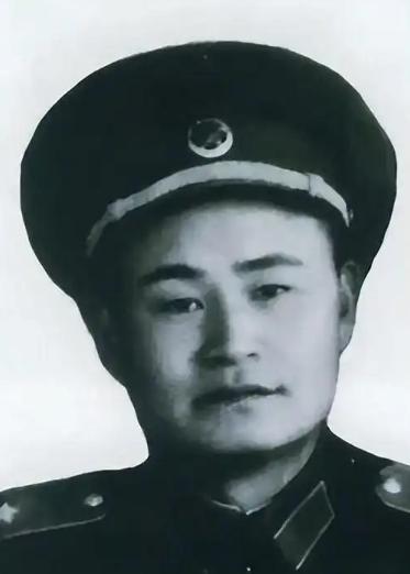 1957年，31军副军长李发在前线巡查战备工作，身旁贴身警卫员突然朝他连开三枪