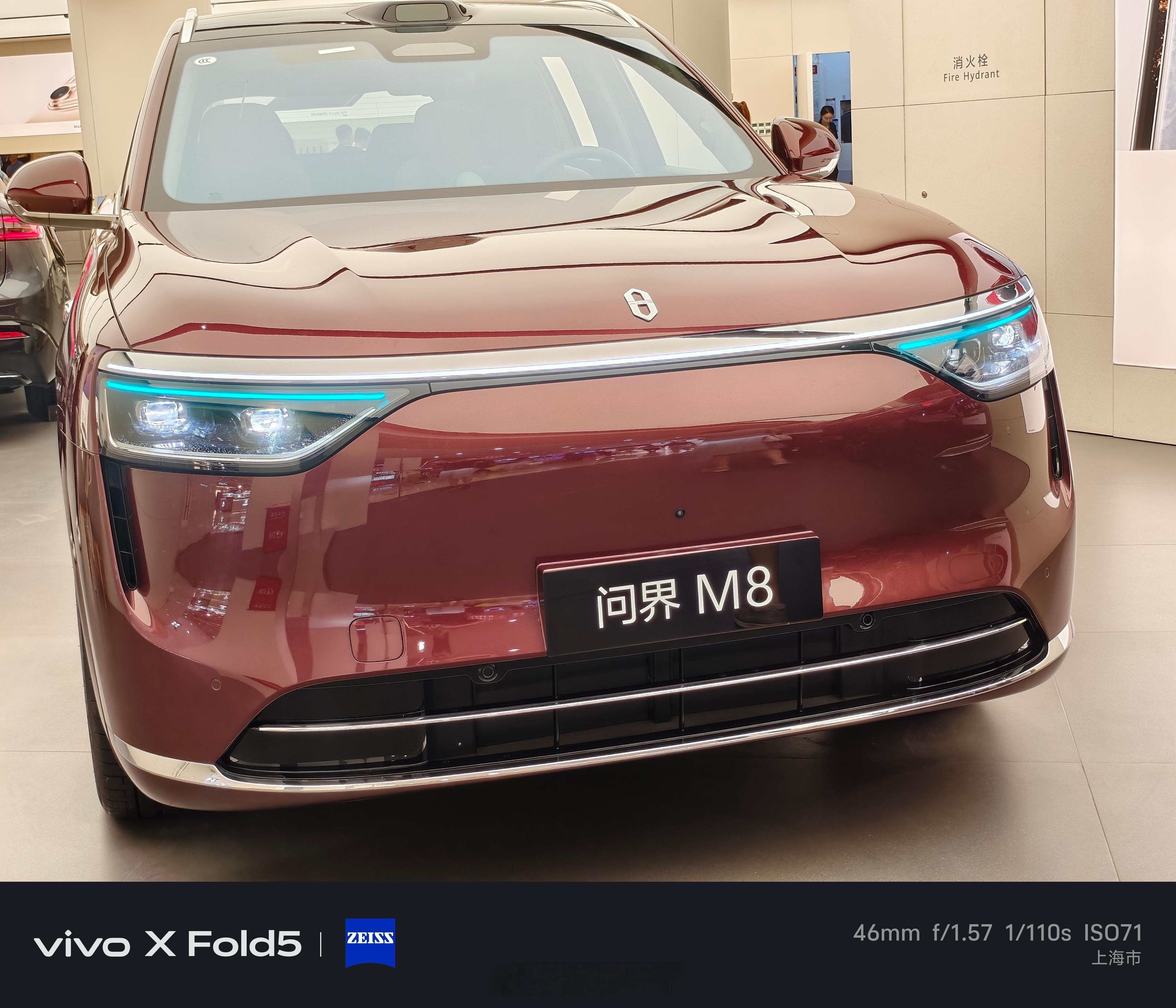 问界M8和问界M9的智驾小蓝灯位置不一样，我真的感觉这个设计不咋地。这不是针对鸿
