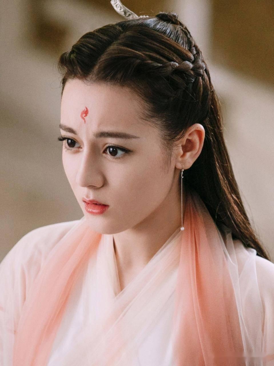 聊聊迪丽热巴的美。不是那种"好美啊"的美——那种美，红毯上一抓一大把。我说的是另