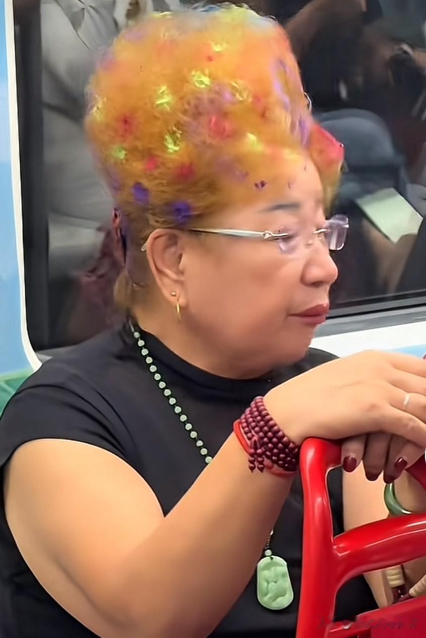 哇塞！大妈好时尚啊！这是什么发型？孤陋寡闻的我还真是第一次见！大家发现了没？