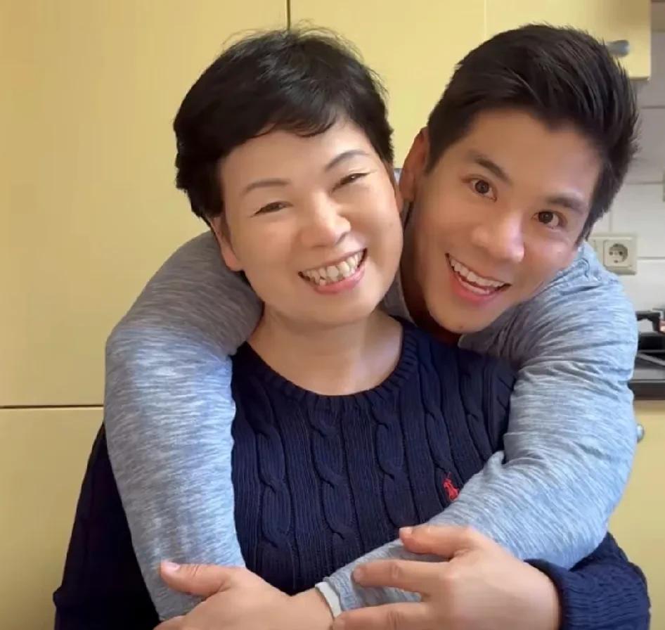 倪夏莲大儿子今天在视频里露面啦。她的大儿子威利是倪夏莲与第一任丈夫林宏伟所生。