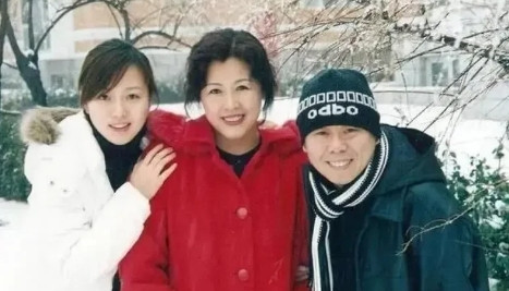 1981年，杨云不顾父母反对，执意要嫁给身高1米59的穷小子潘长江。婚后，两人挤