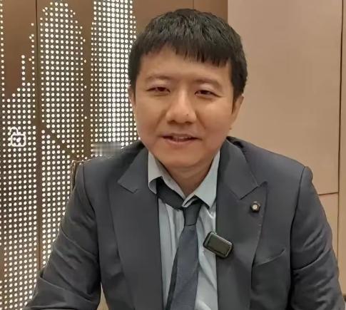 刚刚看完菲尔兹奖的直播，非常好看！大会宣布得奖的顺序是邓煜，JohnPardo