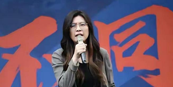 我怀疑郑丽文是美国培养潜伏在台湾的高级特工，你看一下她的足迹，大学毕业以后先去美