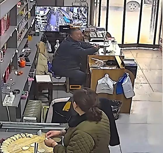 前一秒还在聊天，下一秒63岁男子突然离世，问题到底出在哪了？在河南新乡，一间