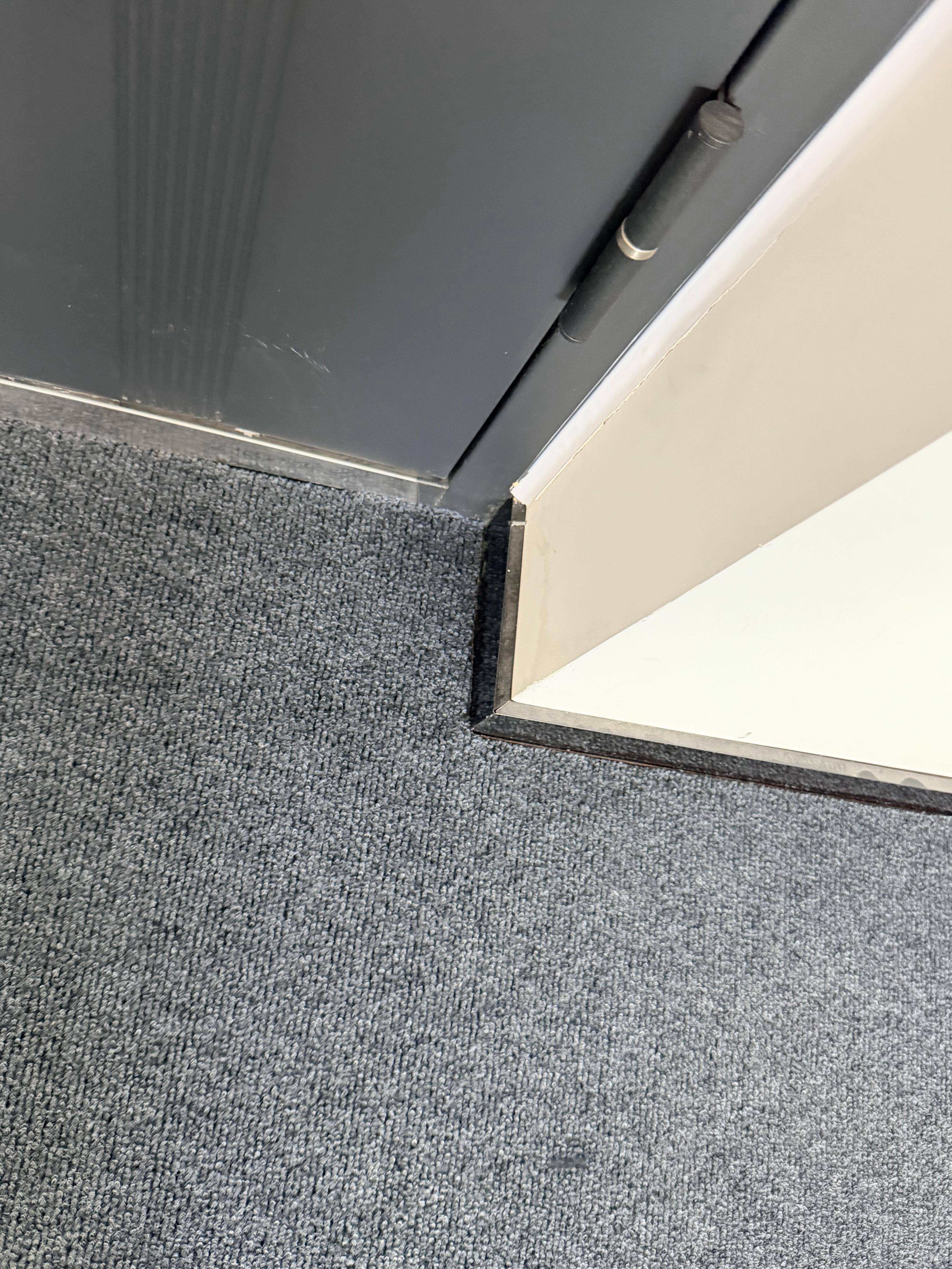 今儿又把工作室的地毯稍微整理了一下，把边边角角多余的地方用刀子割了一下，看上去舒