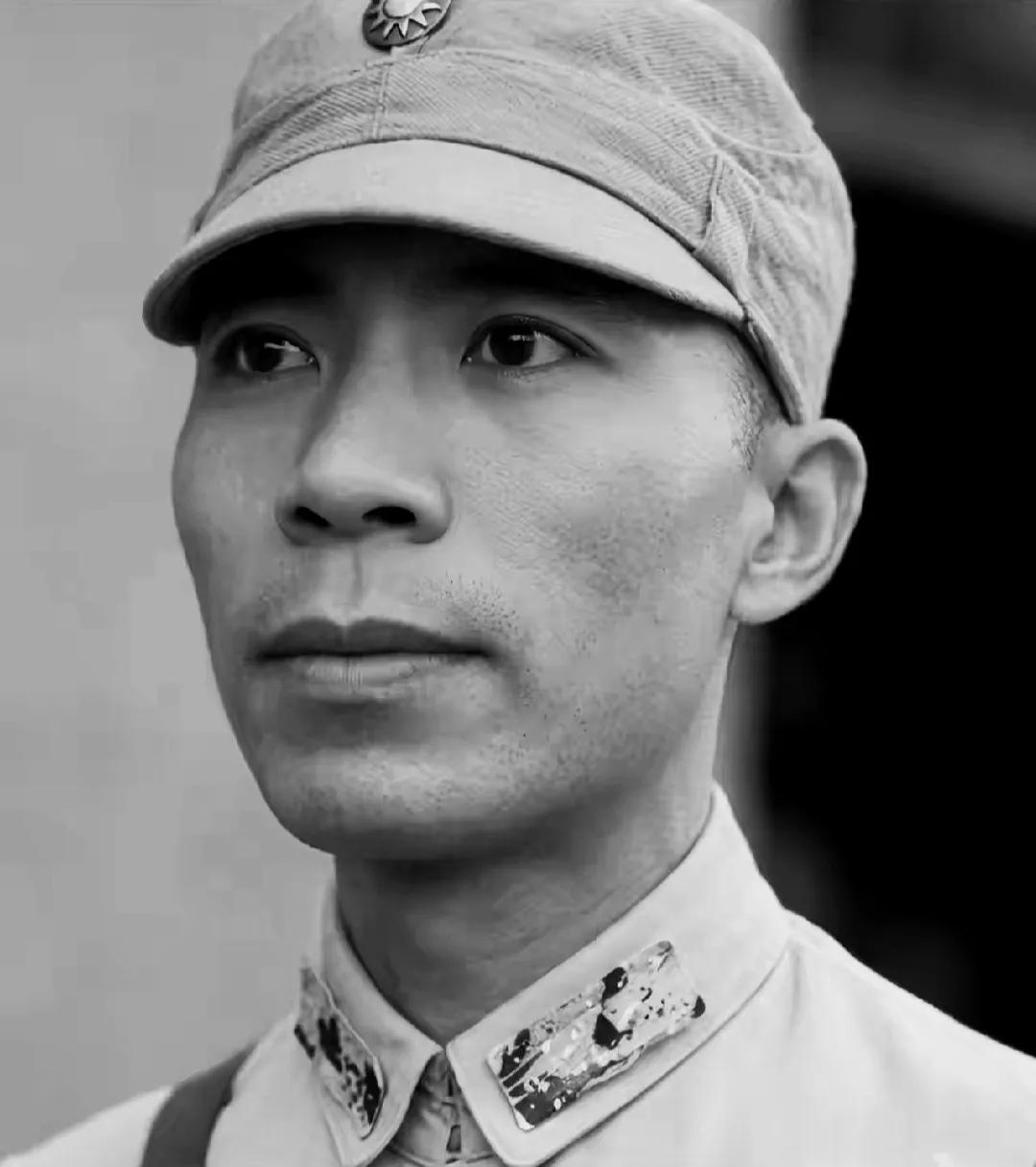 抗战中，中国军队的处境极为艰难，弹药严重缺乏，士兵食不果腹，穿着草鞋和短裤与日寇