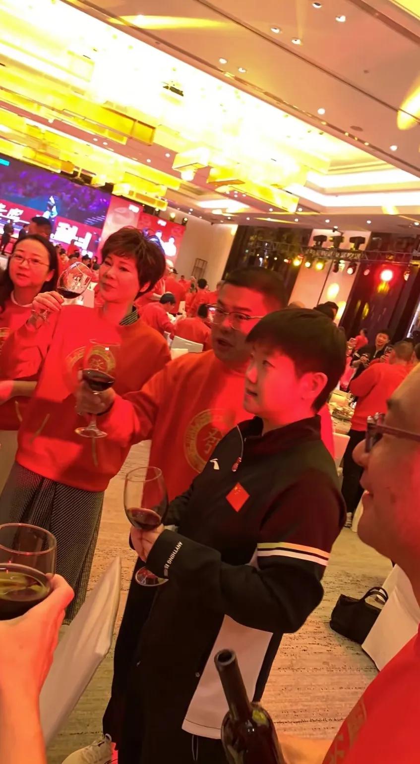 红双喜晚宴莎局敬酒……刚开始只刷到图，现在是视频，感觉莎局就是莎局啊，连敬酒