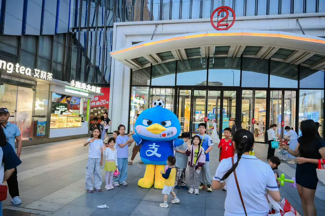 逛街偶遇巨型气球塔，还领到南京赢气球，多亏支付宝加持，线下应援体验感直接拉满。江
