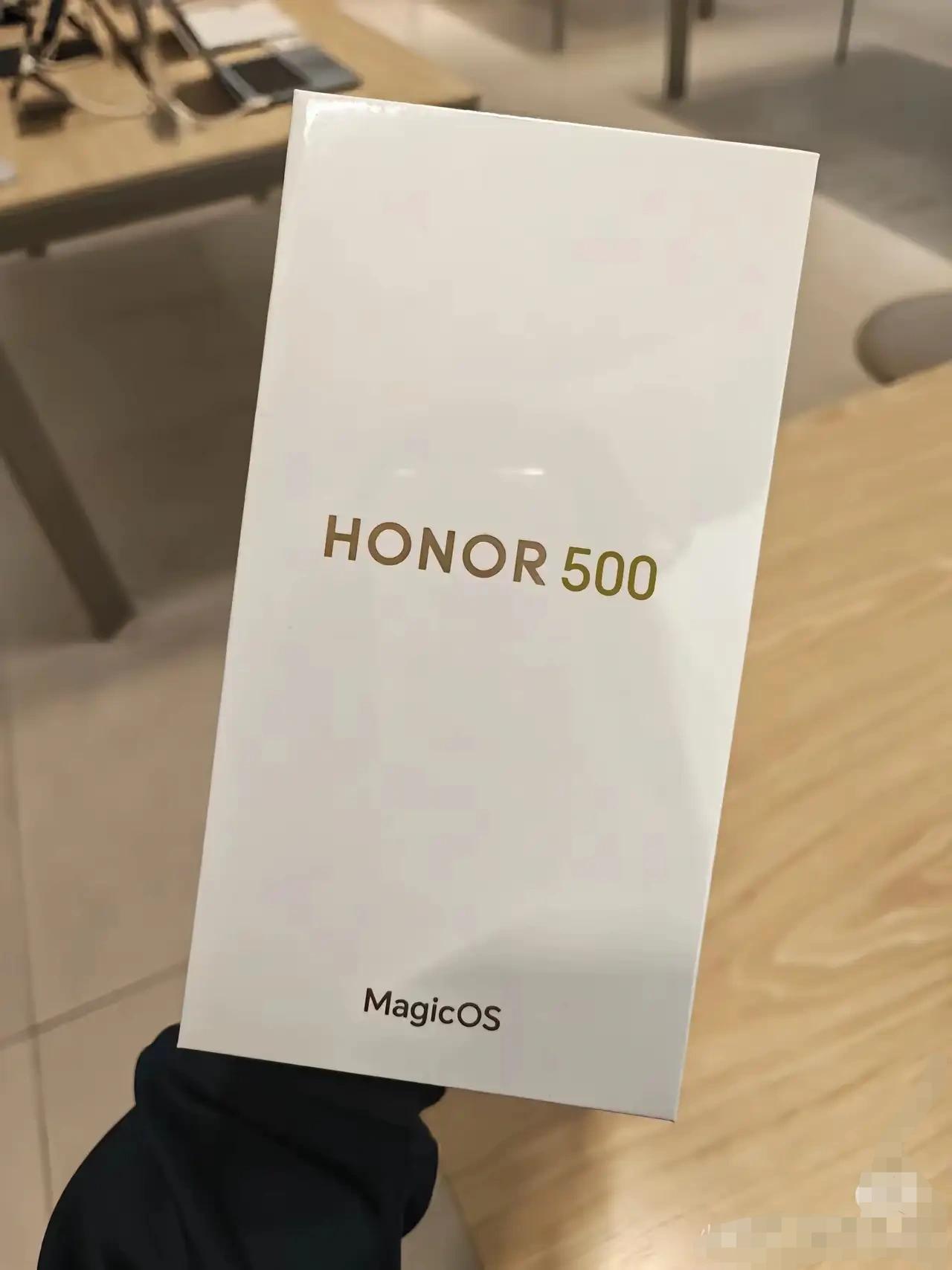 荣耀500就这样被自家店员水灵灵地泄密了，她是不想干了吗？发布会还没开，直接把荣