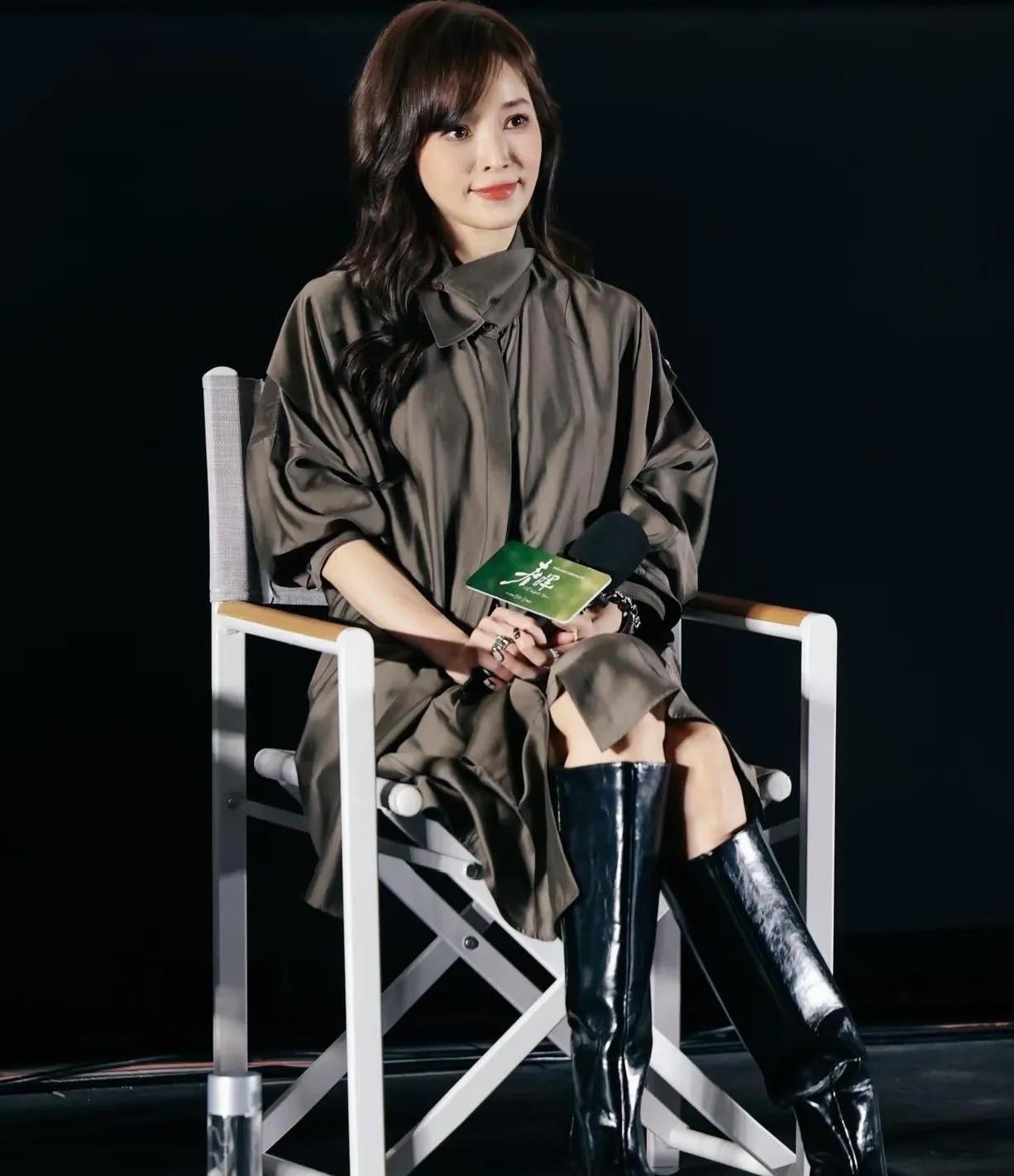 侯佩岑的时尚感真的被严重低估了！一件简约款衬衫裙，愣是被她穿出了温婉高级感，材质