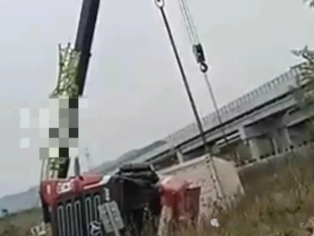 货车高速2万天价救援费！官方回应合规11月18日，卡友杨先生在江西抚州某条高