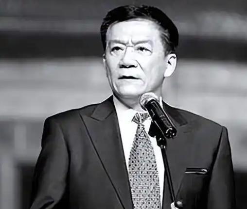 2007年，侯耀文突发心脏病去世，当女儿收拾遗物时，却发现他卡里的500万存款和