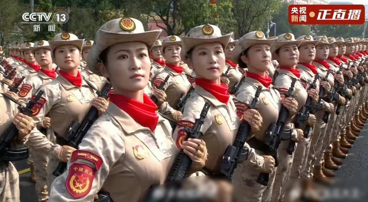 有没有发现？这次女兵方阵的“飒”，藏着好多不一样的东西！抗战胜利主题阅兵的女民兵