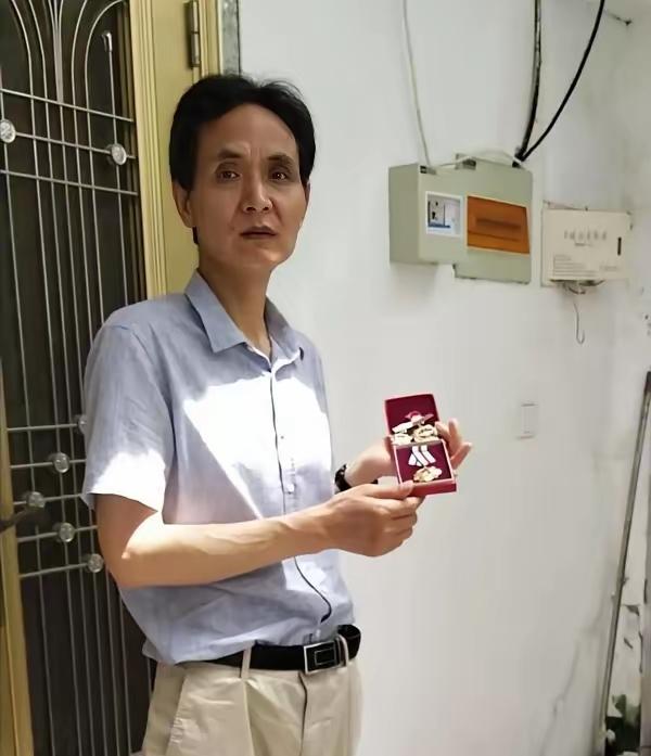 1984年，对越自卫反击战一等功臣张长海，潜伏3天3夜，不吃不喝，大小便随身排出