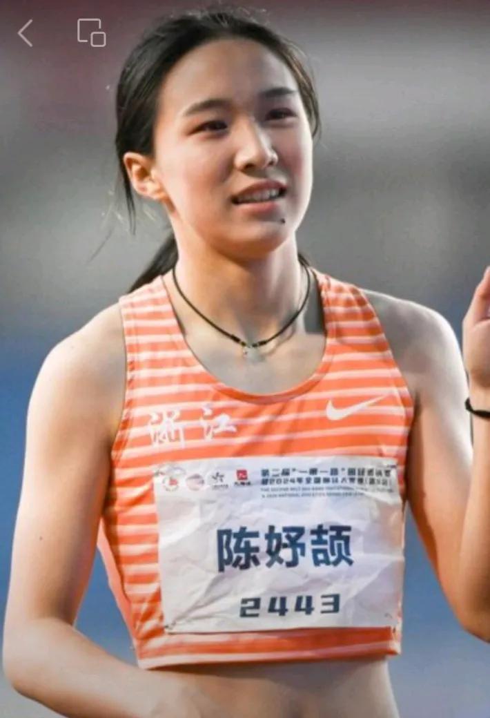 少女芳华，青春的闪耀。陈妤颉，女子4*100米接力，从起点出发，带着她的梦想冲