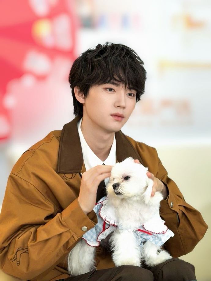 姐狗文都给周翊然递本吧家人们谁懂啊！周翊然新图抱着小狗，发型像小卷毛狗狗，这形