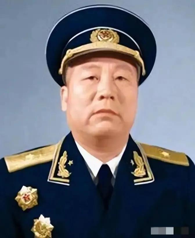 1945年，中苏军方宴会上，苏军将领和曾克林开玩笑：“你喝一杯酒，我就给一座军火