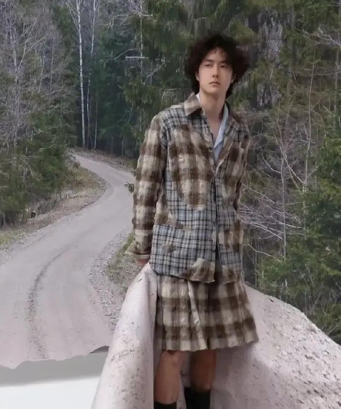 王一博最近一组照片火了。穿着裙子站在森林里，清冷里带点飘逸。很多人一看就觉